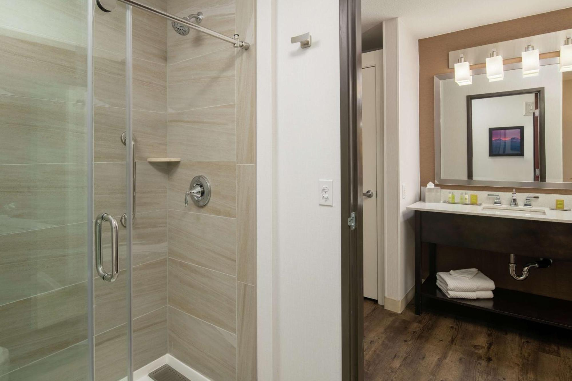 Doubletree By Hilton Portland Tigard Hotel Exterior photo