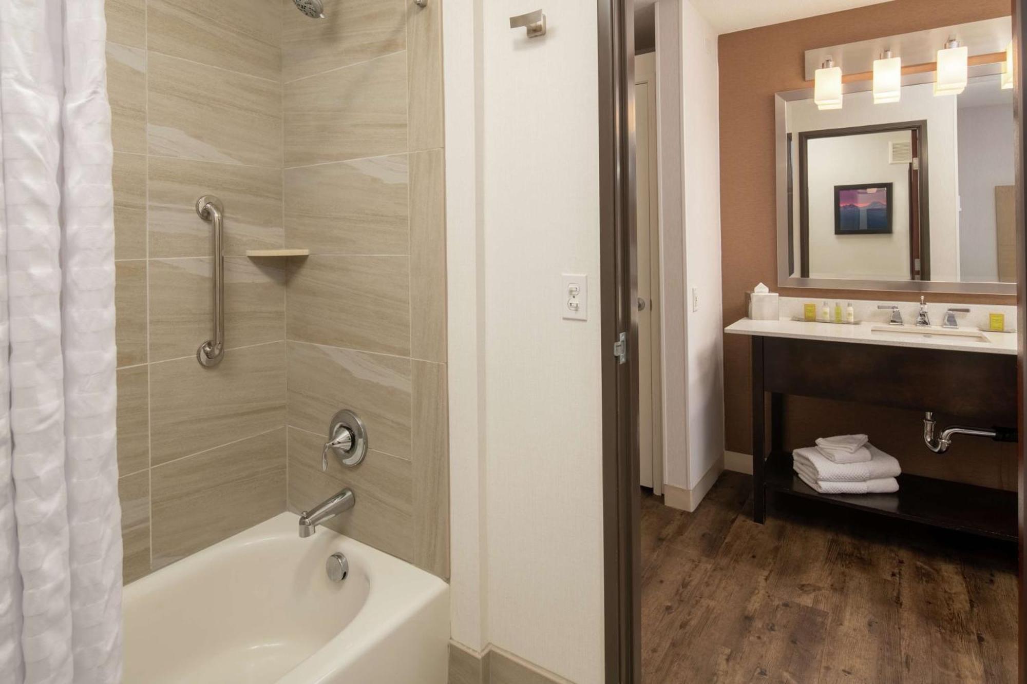 Doubletree By Hilton Portland Tigard Hotel Exterior photo